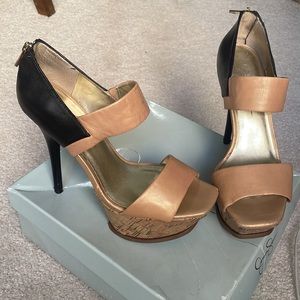 Jessica Simpson Vadio Nude Gold Sheen/black platform heels sz. 8